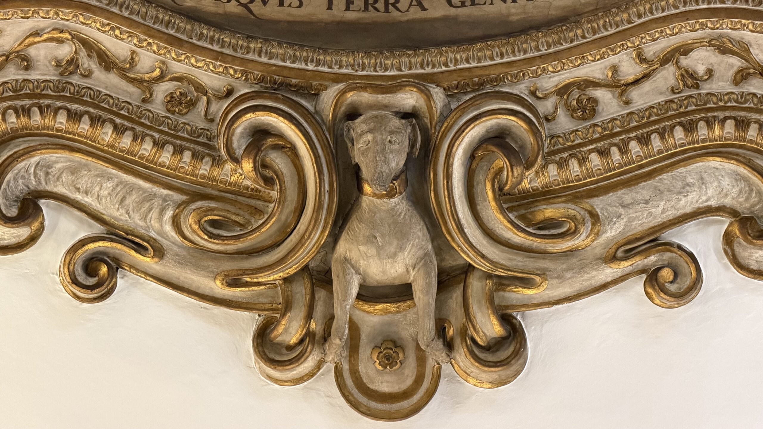 Dettaglio della cornice in stucco con l'iscrizione latina che corre lungo il bordo dell'affresco