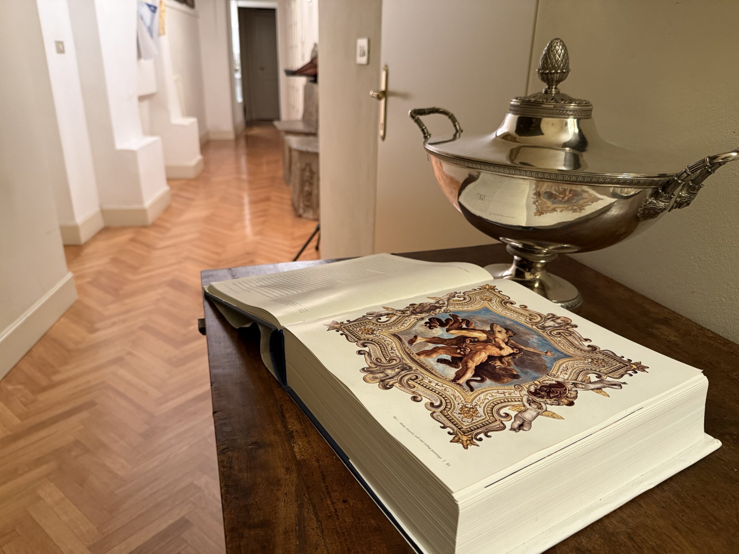 Il libro «Guercino svelato» aperto, con la riproduzione dell'affresco